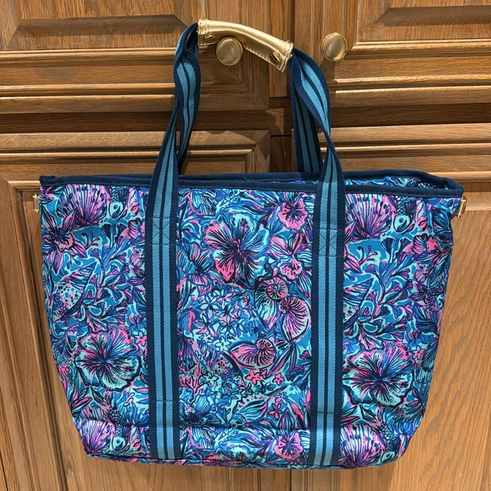 MOVING SALE: Lilly Pulitzer Blue and Pink Cooler Bag - Picture 7 of 13